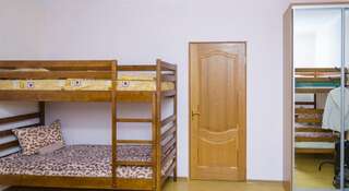 Хостел Хостел Монро Симферополь Спальное место на двухъярусной кровати в общем 6-местном номере для мужчин и женщин-6