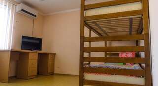 Хостел Хостел Монро Симферополь Спальное место на двухъярусной кровати в общем четырехместном номере для мужчин и женщин-2