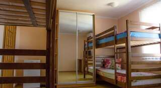 Хостел Хостел Монро Симферополь Спальное место на двухъярусной кровати в общем четырехместном номере для мужчин и женщин-1