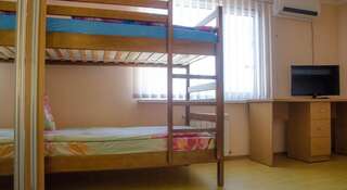 Хостел Хостел Монро Симферополь Спальное место на двухъярусной кровати в общем четырехместном номере для женщин-3