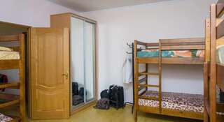 Хостел Хостел Монро Симферополь Спальное место на двухъярусной кровати в общем 6-местном номере для мужчин и женщин-5
